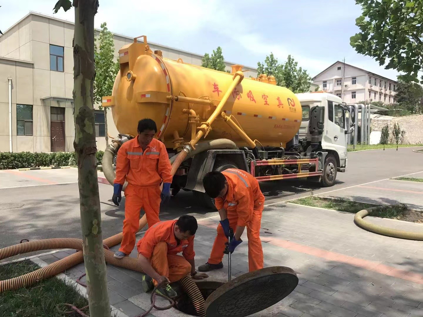 逊克管道疏通车停在窨井附近