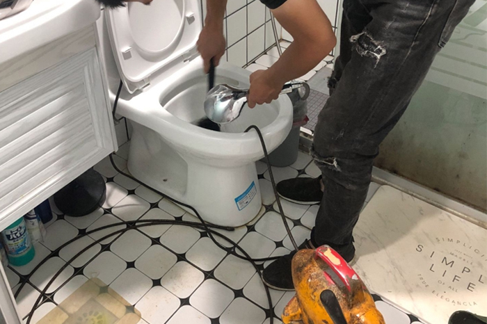 逊克马桶堵塞自己疏通还是找师傅?专业上门服务让你省时更省心